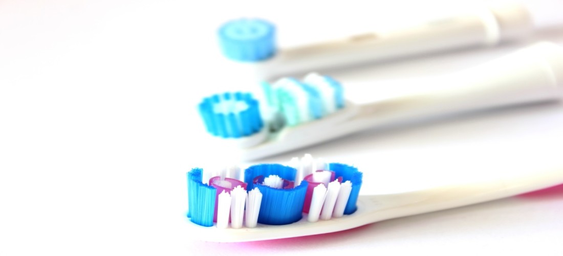 Electric Toothbrush VS Manual Toothbrush Electric Toothbrush VS Manual Toothbrush